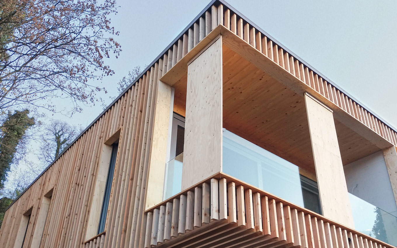 Energiesparhaus als Einfamilienhaus mit moderner Holzfassade